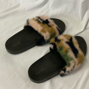 Qupid Women’s Camouflage Faux Fur Slides Size 10